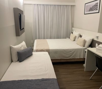 1 cama de casal e 1 de solteiro
